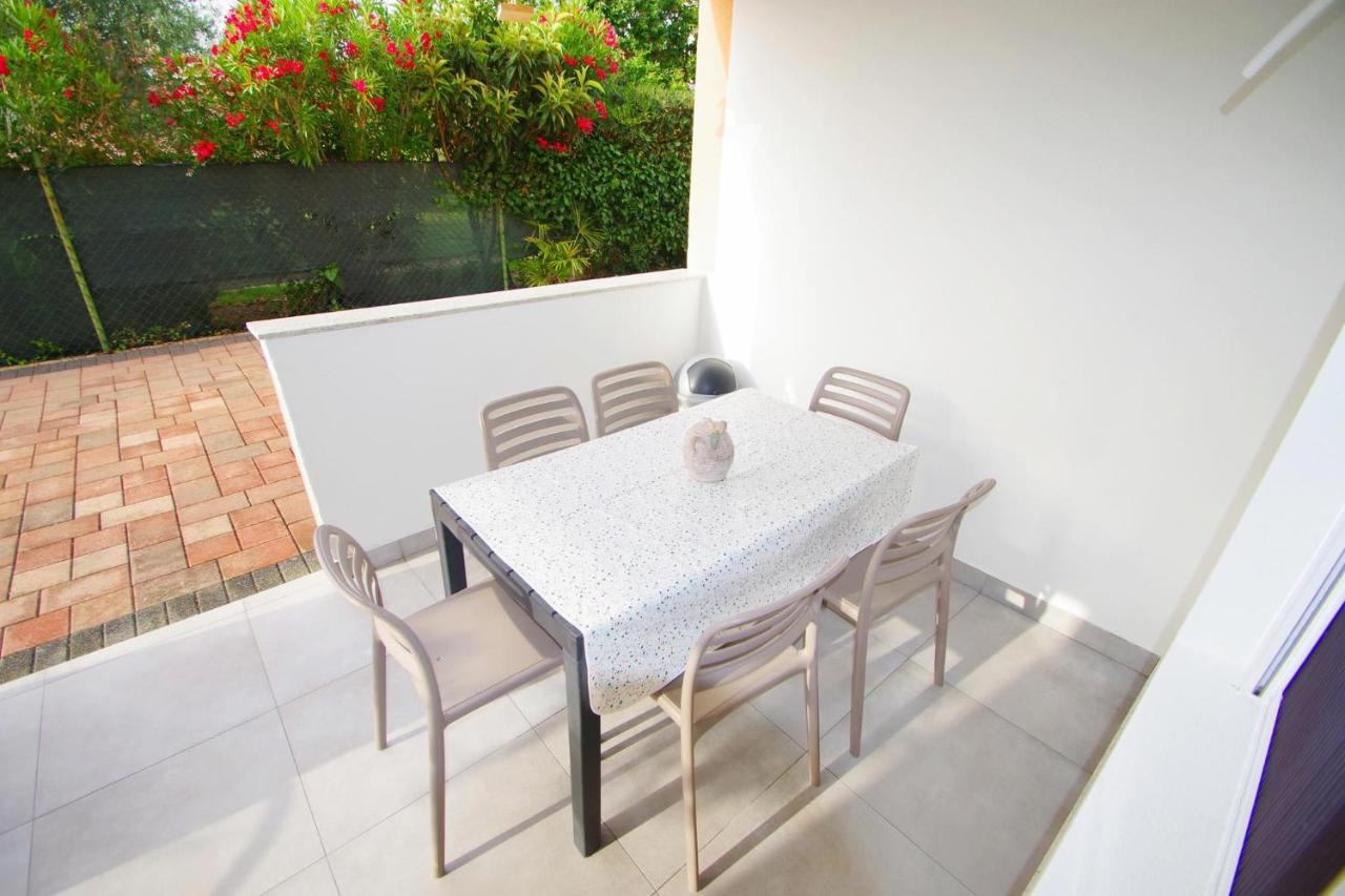 Apartment Pineta In Village Valbandon Exterior foto