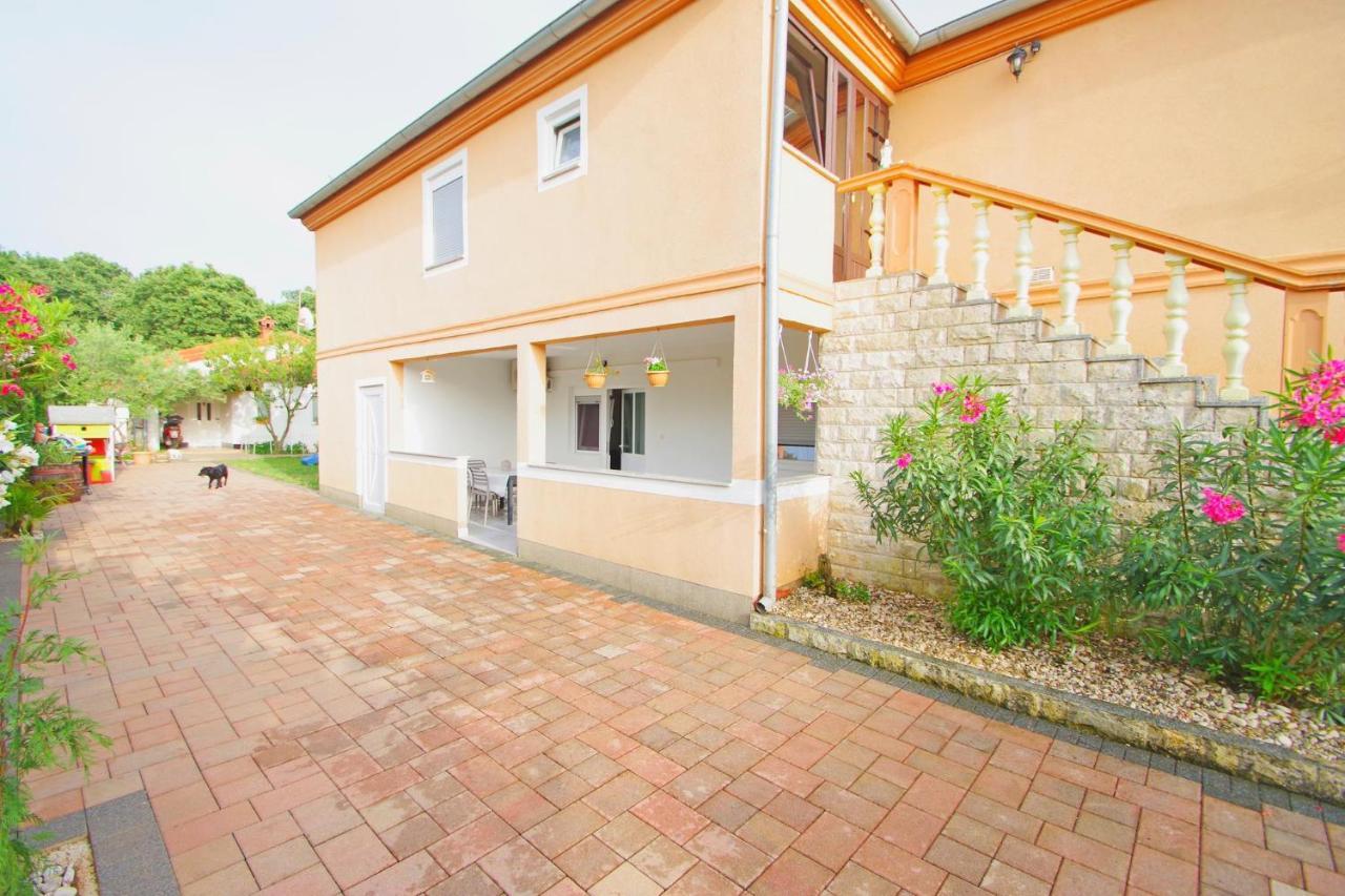 Apartment Pineta In Village Valbandon Exterior foto